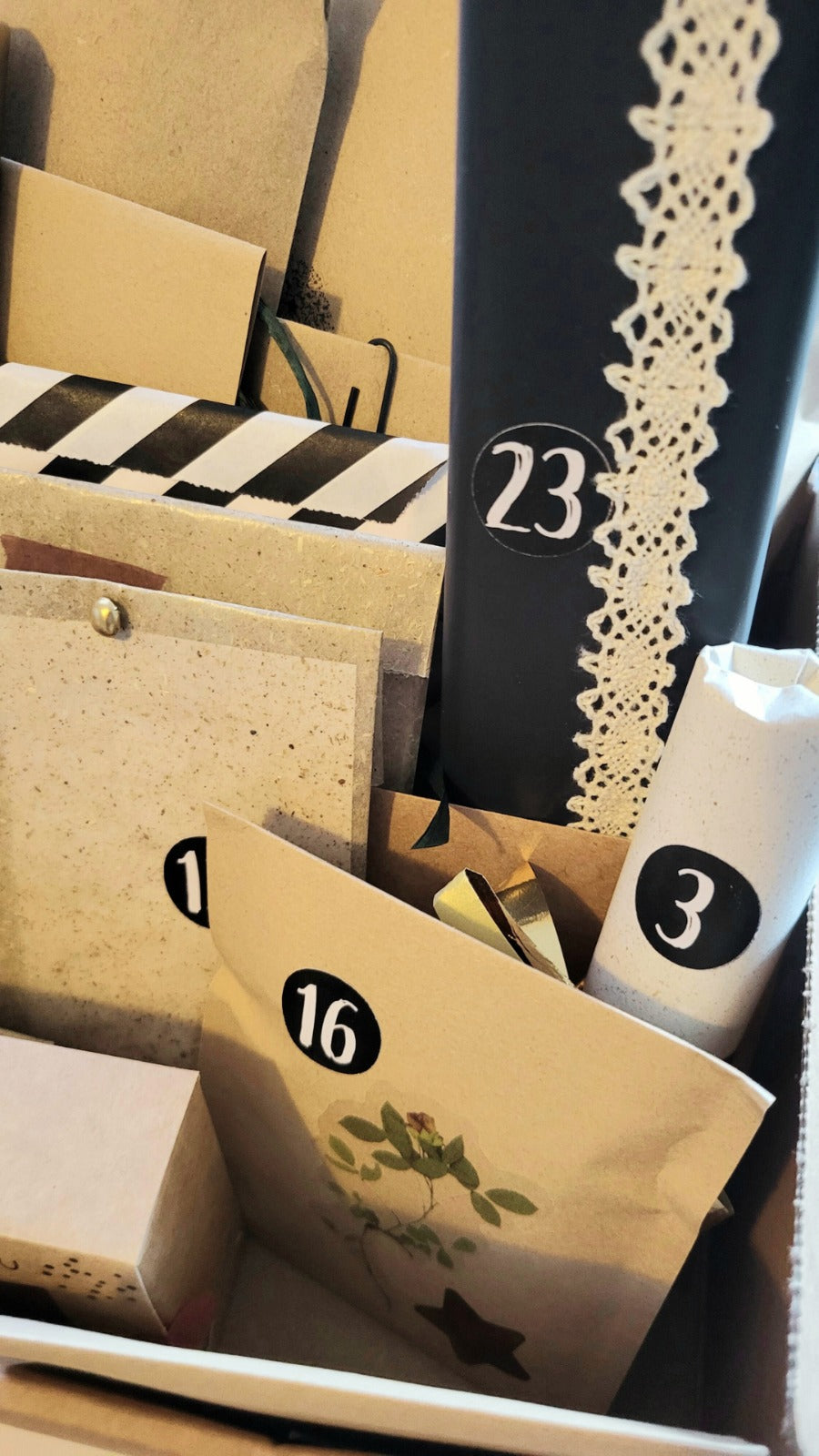 Detailansicht Adventskalender gefüllt Papeterie BlissBox.ch Schweiz Chur